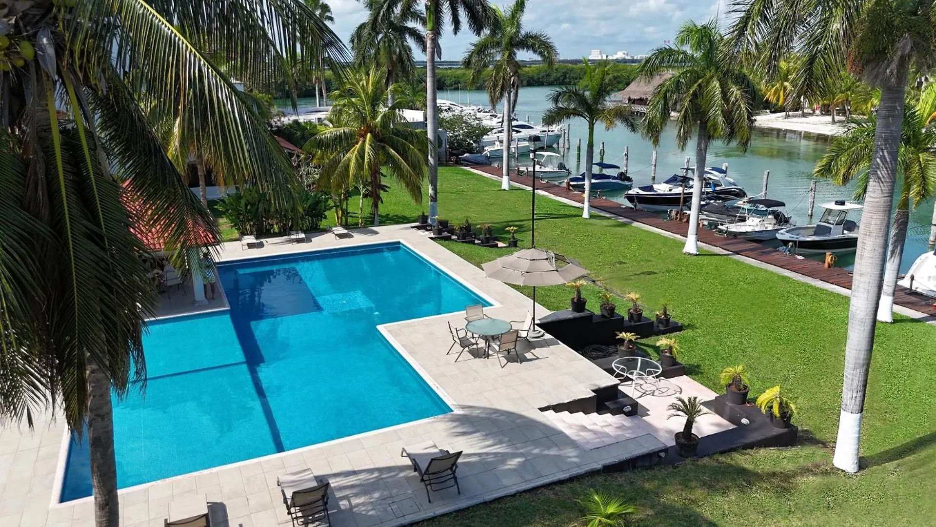 Beautiful Loft By The Lagoon Cancún